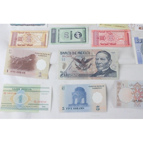 381 - A lot of assorted foreign bank notes from Iraq, Moldova, Botswana, Saudi Arabia, Egypt, Myanmar, Pak... 