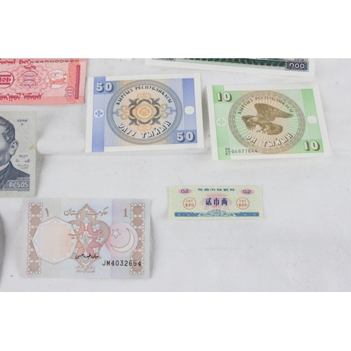 381 - A lot of assorted foreign bank notes from Iraq, Moldova, Botswana, Saudi Arabia, Egypt, Myanmar, Pak... 