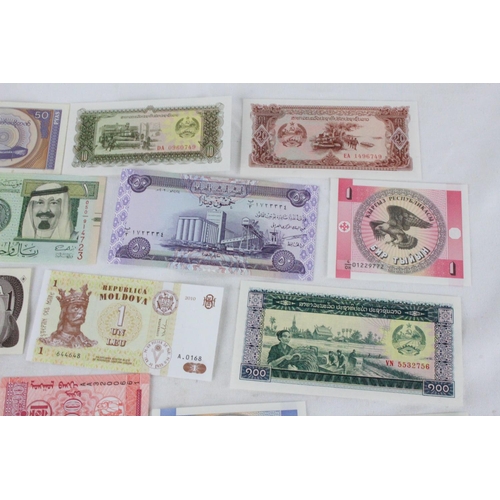 381 - A lot of assorted foreign bank notes from Iraq, Moldova, Botswana, Saudi Arabia, Egypt, Myanmar, Pak... 