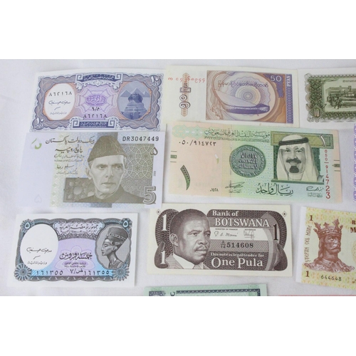 381 - A lot of assorted foreign bank notes from Iraq, Moldova, Botswana, Saudi Arabia, Egypt, Myanmar, Pak... 