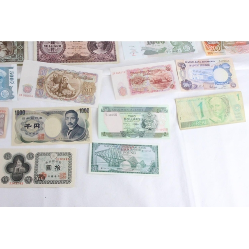 386 - A lot of assorted foreign bank notes from Biafra, Bulgaria, Uruguay, India, Zaire, Samoa, Japan, Sco... 