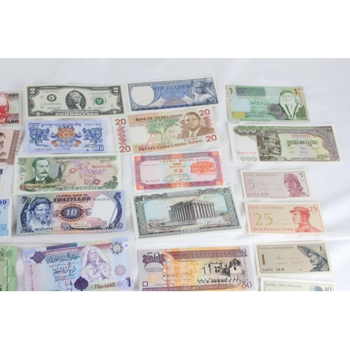 392 - A lot of assorted foreign bank notes from Chad, Mexico, Dominican Republic, Libya, South Africa, Sam... 