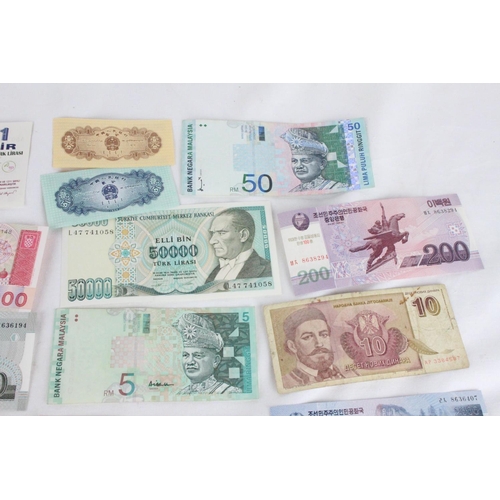 395 - A lot of assorted foreign bank notes from Turkey, Malaysia, North Korea, China, Croatia, Mexico, Lib... 