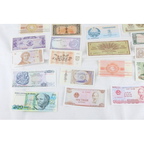 402 - A lot of assorted foreign bank notes from Latvia, Korea, Indonesia, Costa Rica, Bhutan, Burma, Belar... 