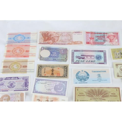 402 - A lot of assorted foreign bank notes from Latvia, Korea, Indonesia, Costa Rica, Bhutan, Burma, Belar... 