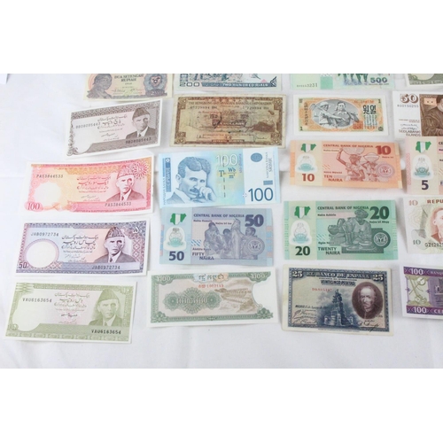 403 - A lot of assorted foreign bank notes from Sri Lanka, Bhutan, Gambia, Pakistan, Spain, Iraq, Canada, ... 