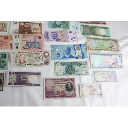 403 - A lot of assorted foreign bank notes from Sri Lanka, Bhutan, Gambia, Pakistan, Spain, Iraq, Canada, ... 