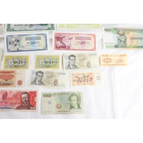 404 - A lot of assorted foreign bank notes from Cambodia, China, Krygystan, Bank of Scotland, Peru, Italy,... 