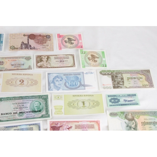 404 - A lot of assorted foreign bank notes from Cambodia, China, Krygystan, Bank of Scotland, Peru, Italy,... 