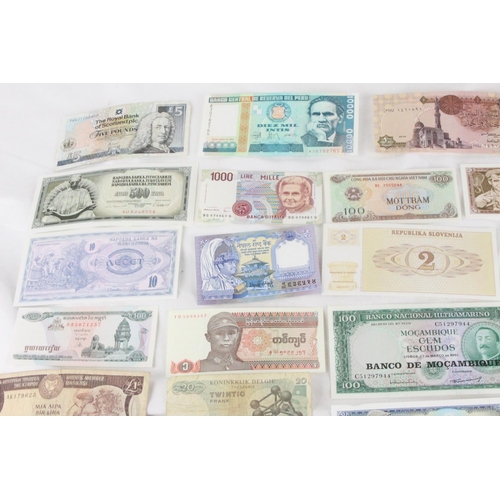 404 - A lot of assorted foreign bank notes from Cambodia, China, Krygystan, Bank of Scotland, Peru, Italy,... 