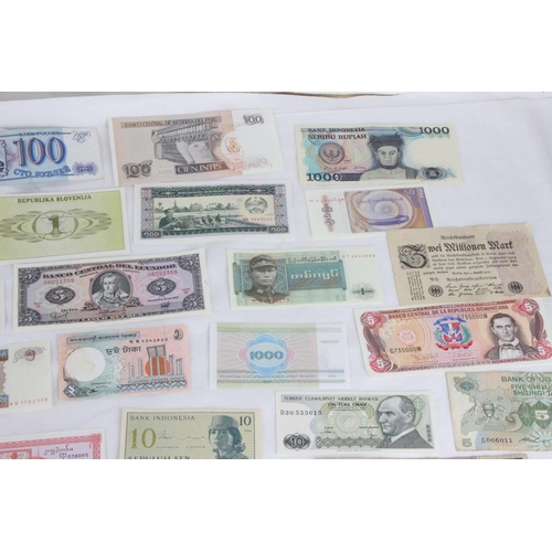 406 - A lot of assorted foreign bank notes from Cambodia, Loas, Latvia, Peru, Indonesia, Ukraine, Ecuador,... 