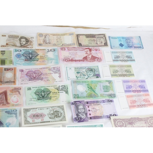 409 - A lot of assorted foreign bank notes from the Netherlands, Philippines, India, Cyprus, Japan, Russia... 