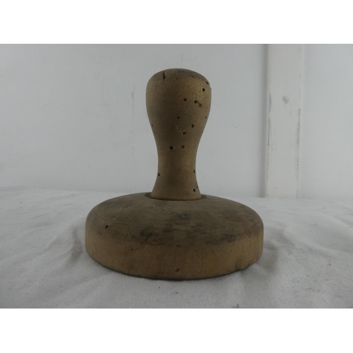 120 - An Irish butter press depicting a swan.