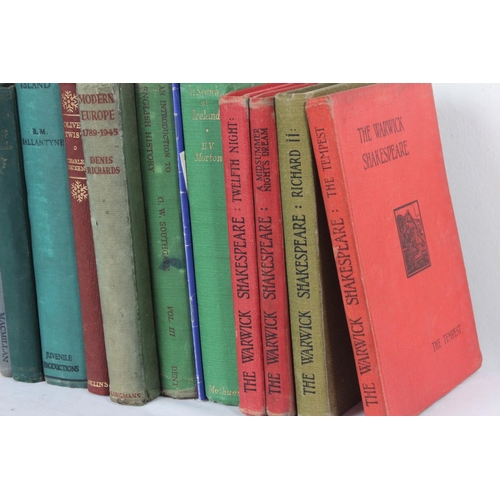 255 - A collection of vintage books to include The Warwick Shakespeare collection and more.