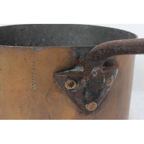 262 - An antique copper saucepan, measuring 22.5cm diameter x 14cm tall.