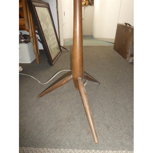 442 - A stunning Mid Century brass & teak tripod standard lamp.