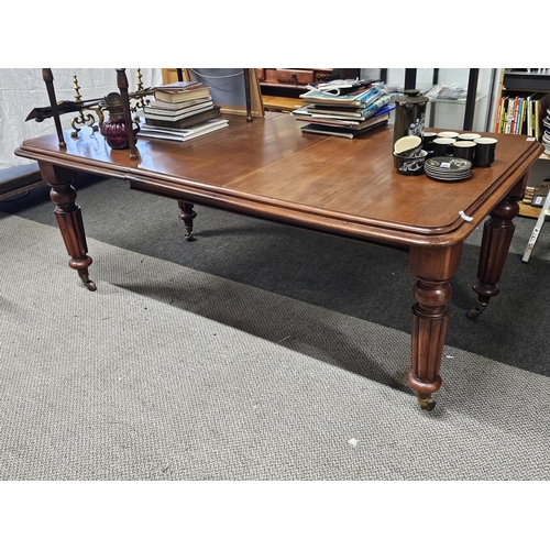 508 - A stunning antique extending mahogany dining table with reeded legs (1 castor a/f, lacking winding k... 