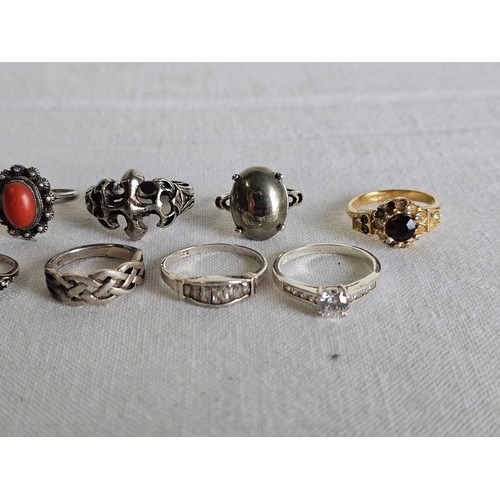 372 - A collection of 10 silver dress rings.