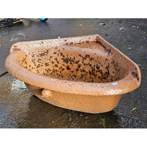 340 - An antique cast iron corner trough.