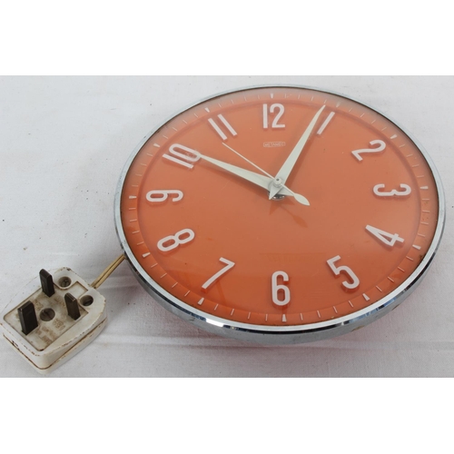 174 - A vintage Metamec wall clock, measuring 22cm.