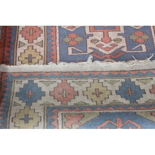 554 - A vintage rug. 163x115cm