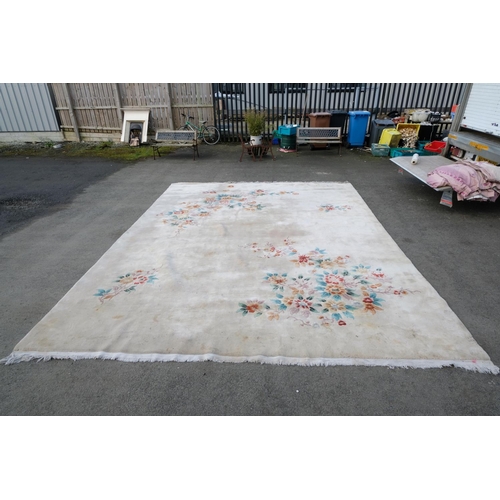 164 - An extremely large floral patterned rug, measuring 12.5ft x 17.5ft, requires a clean.