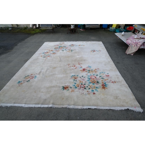 164 - An extremely large floral patterned rug, measuring 12.5ft x 17.5ft, requires a clean.