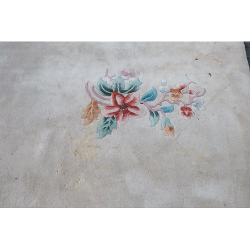 164 - An extremely large floral patterned rug, measuring 12.5ft x 17.5ft, requires a clean.