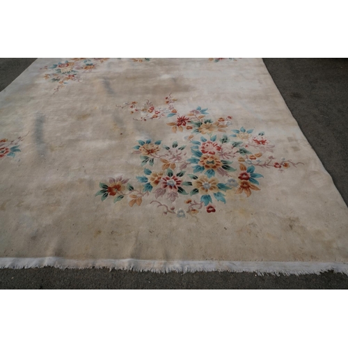 164 - An extremely large floral patterned rug, measuring 12.5ft x 17.5ft, requires a clean.