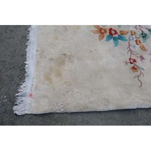 164 - An extremely large floral patterned rug, measuring 12.5ft x 17.5ft, requires a clean.