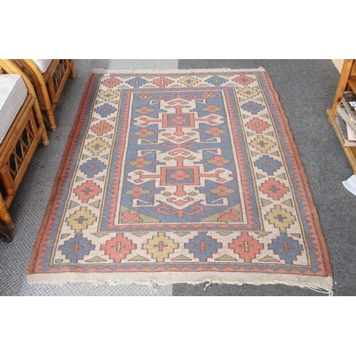 554 - A vintage rug. 163x115cm