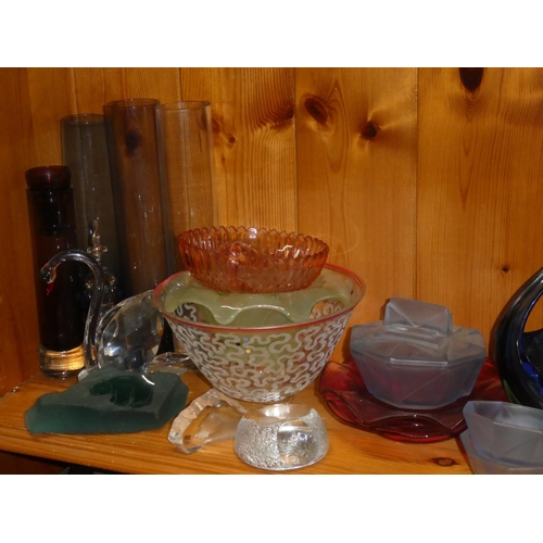 86 - A lot of assorted glassware including a Wedgwood glass paperweight, a Berube Studio, Canada blue ice... 