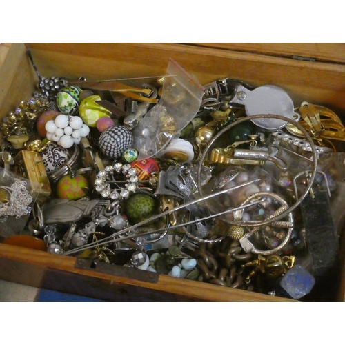 107 - A vintage wooden jewellery box containing three St Christopher key rings, costume jewellery and more... 