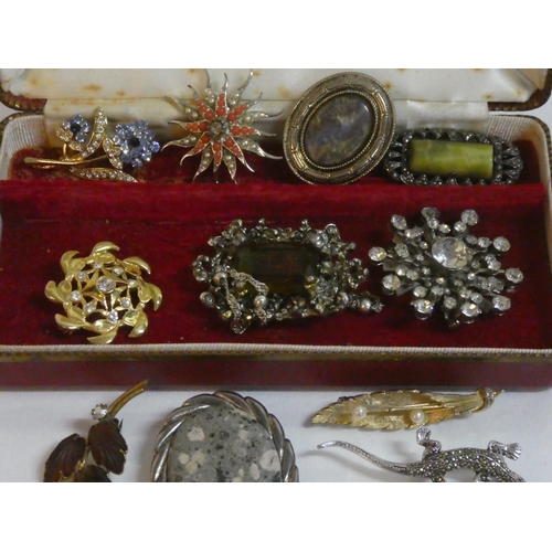 129 - A collection of vintage costume brooches.