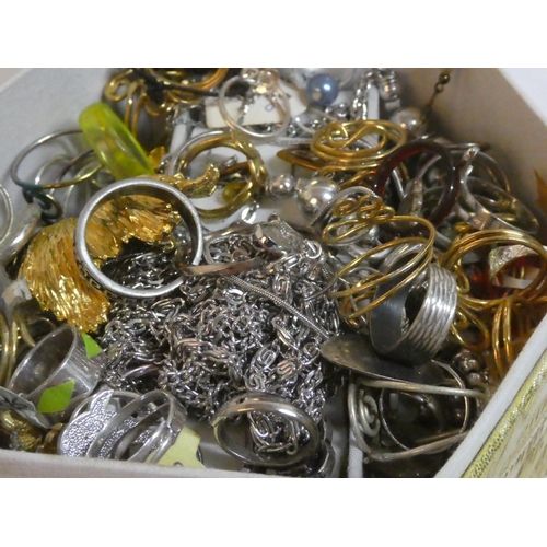 216 - A large lot of dress rings.