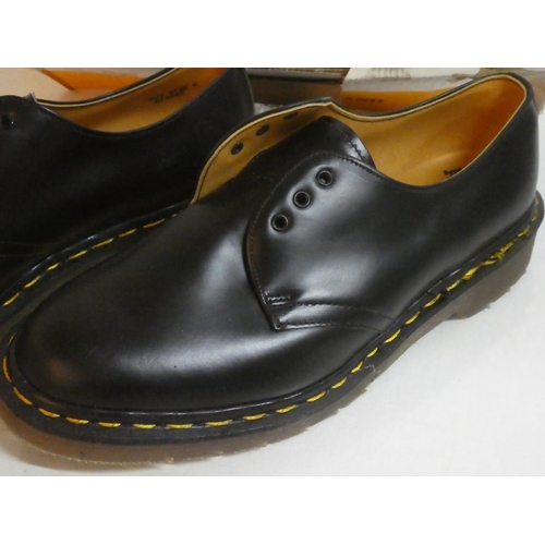 259 - A pair of Dr Martin Air Wair black leather shoes - size 6.