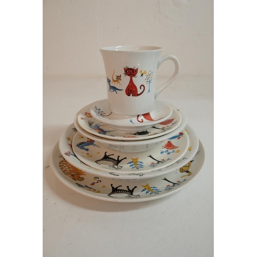 301 - A vintage Old Foley 'Playtime' child's tea/dinner set.