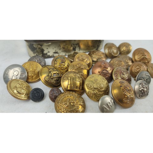 121 - A collection of vintage military buttons.