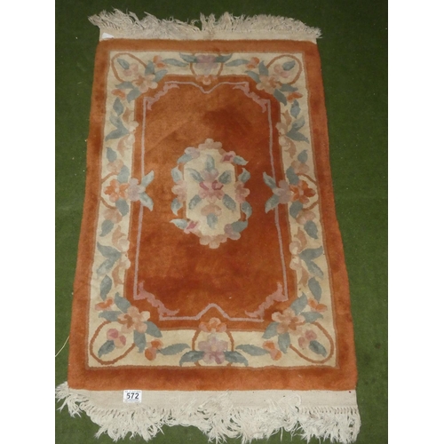 572 - A decorative vintage rug.