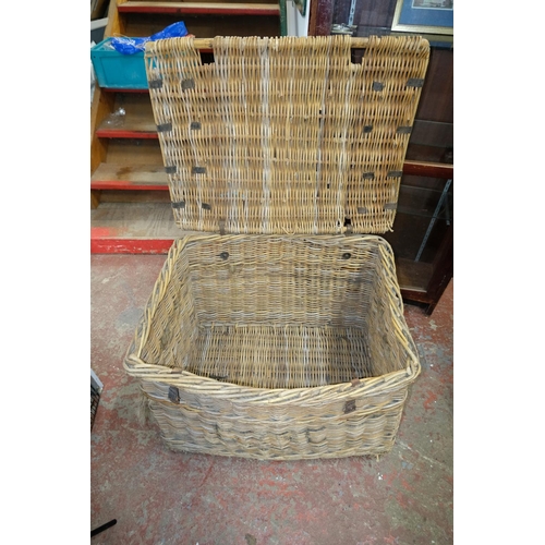 69 - An extra large vintage wicker basket/ trunk measuring 80cm x 55cm x 60 cm