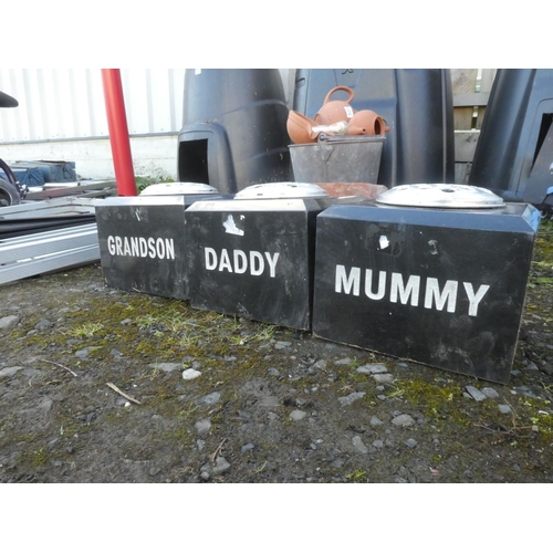 530 - Three granite memorial flower vases 'Mummy', 'Daddy' 'Grandson', measuring 8