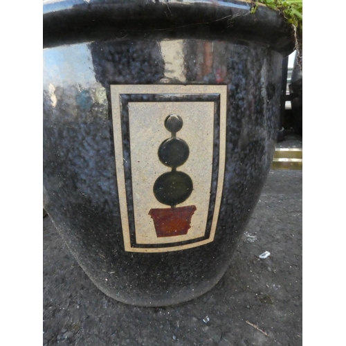 542 - A glazed plant pot.