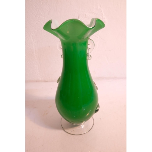 366 - A vintage Murano glass vase, measuring 26cm.