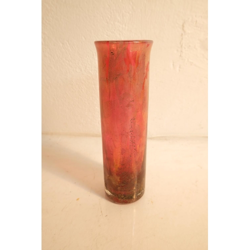 391 - A stunning vintage Isle of Wright coloured glass vase, measuring 22cm.