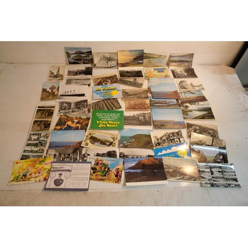 423 - A very large lot of vintage collectors postcards.