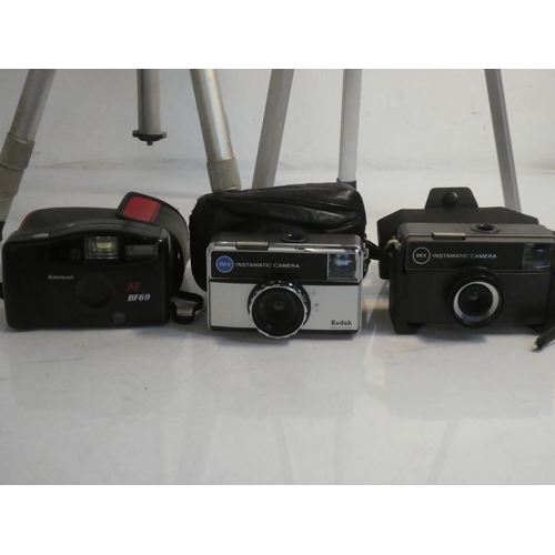 466 - A vintage cased Kodak Instamatic camera, a Kneissel AF BF69 camera, a Kodak 66X Instamatic camera an... 