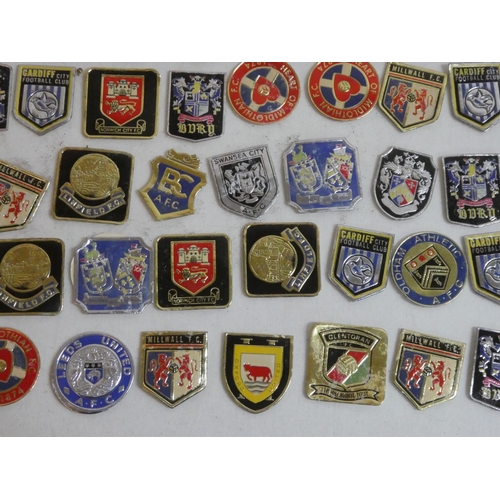 497 - A lot of vintage F A Cup Centenary football tokens, and a large lot of collectors football crests in... 