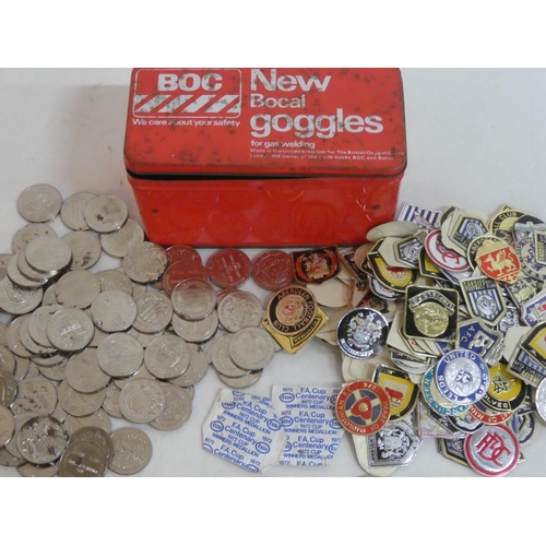 497 - A lot of vintage F A Cup Centenary football tokens, and a large lot of collectors football crests in... 