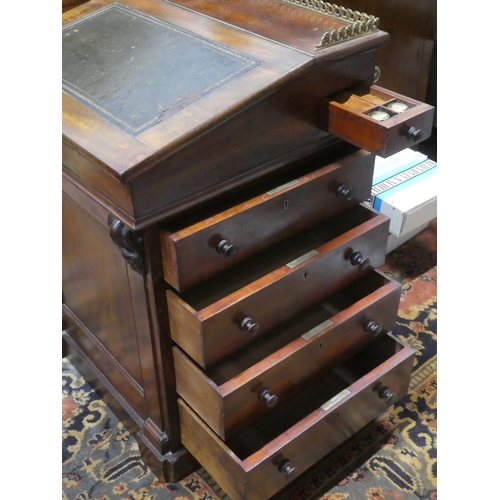 290 - A stunning antique davenport desk. Measuring 55x84x48cm