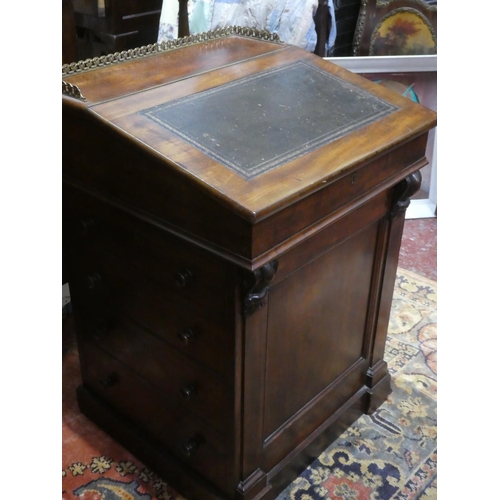 290 - A stunning antique davenport desk. Measuring 55x84x48cm